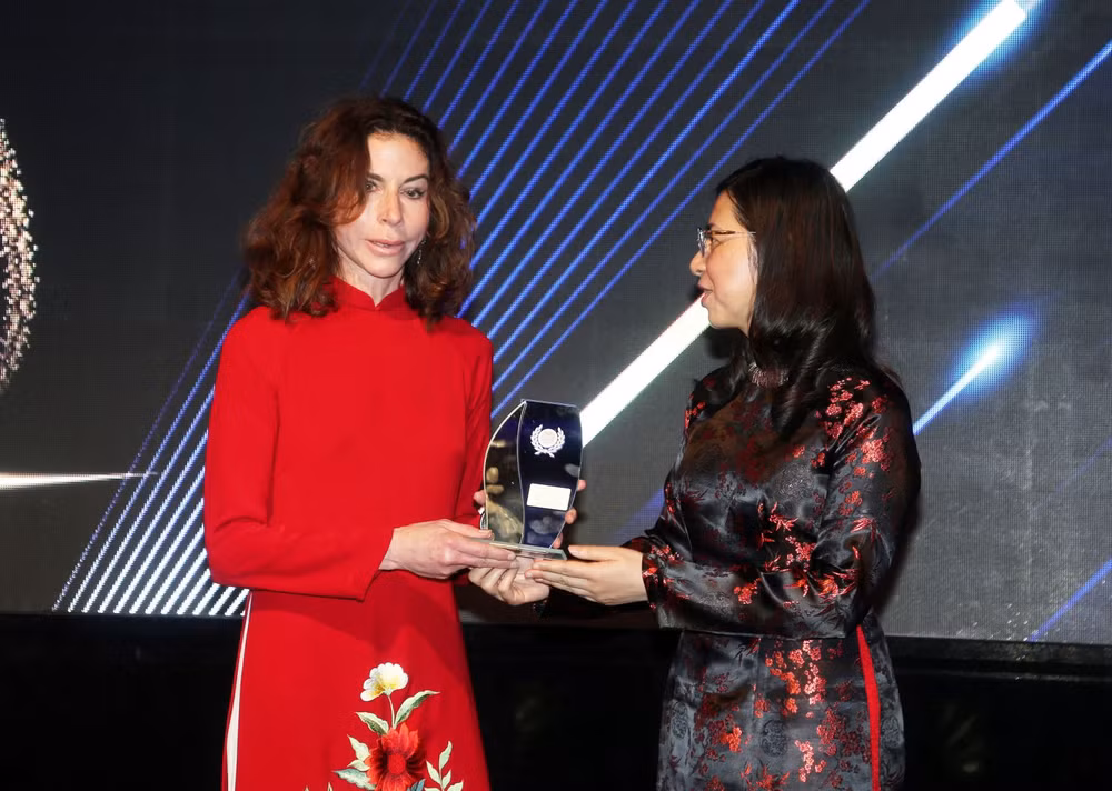 Entregan premios a vietnamitas con contribuciones a la comunidad en el Reino Unido ảnh 2
