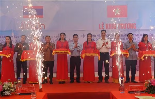 Inauguran par de puertas fronterizas entre provincias vietnamita y laosiana ảnh 1