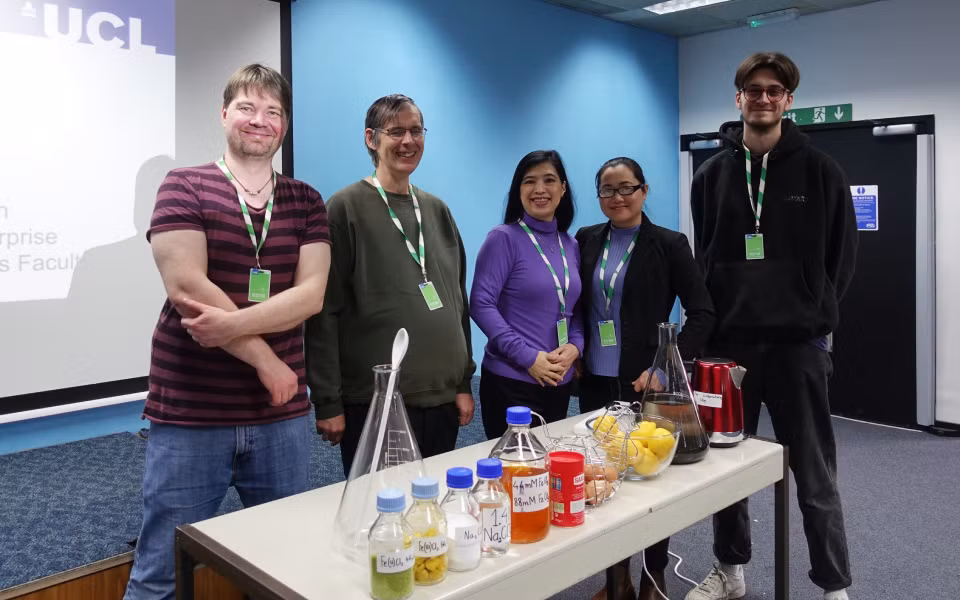 Profesora vietnamita organiza campamento de ciencia para alumnos en Reino Unido ảnh 1
