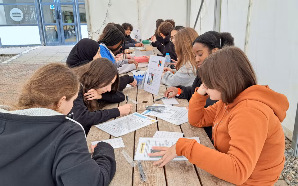 Profesora vietnamita organiza campamento de ciencia para alumnos en Reino Unido ảnh 2