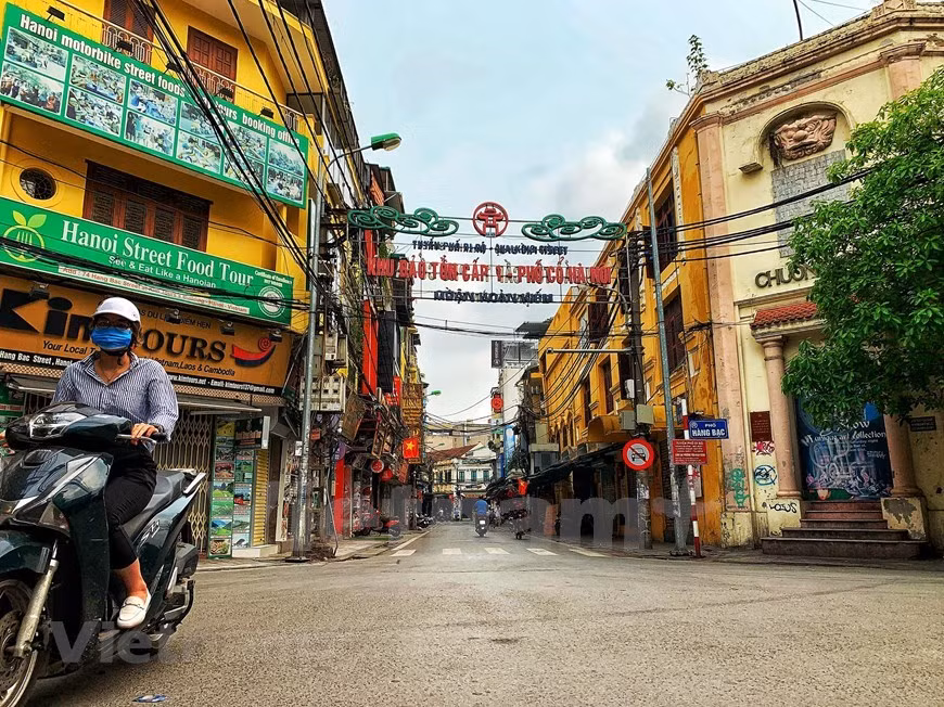 [Foto] Cierran icónicos sitios turísticos de Hanoi por COVID-19 ảnh 10
