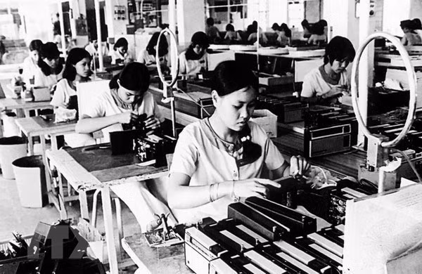 [Foto] Tras la guerra, Vietnam superó las dificultades para la reconstrucción nacional bajo la dirección del Partido Comunista ảnh 9