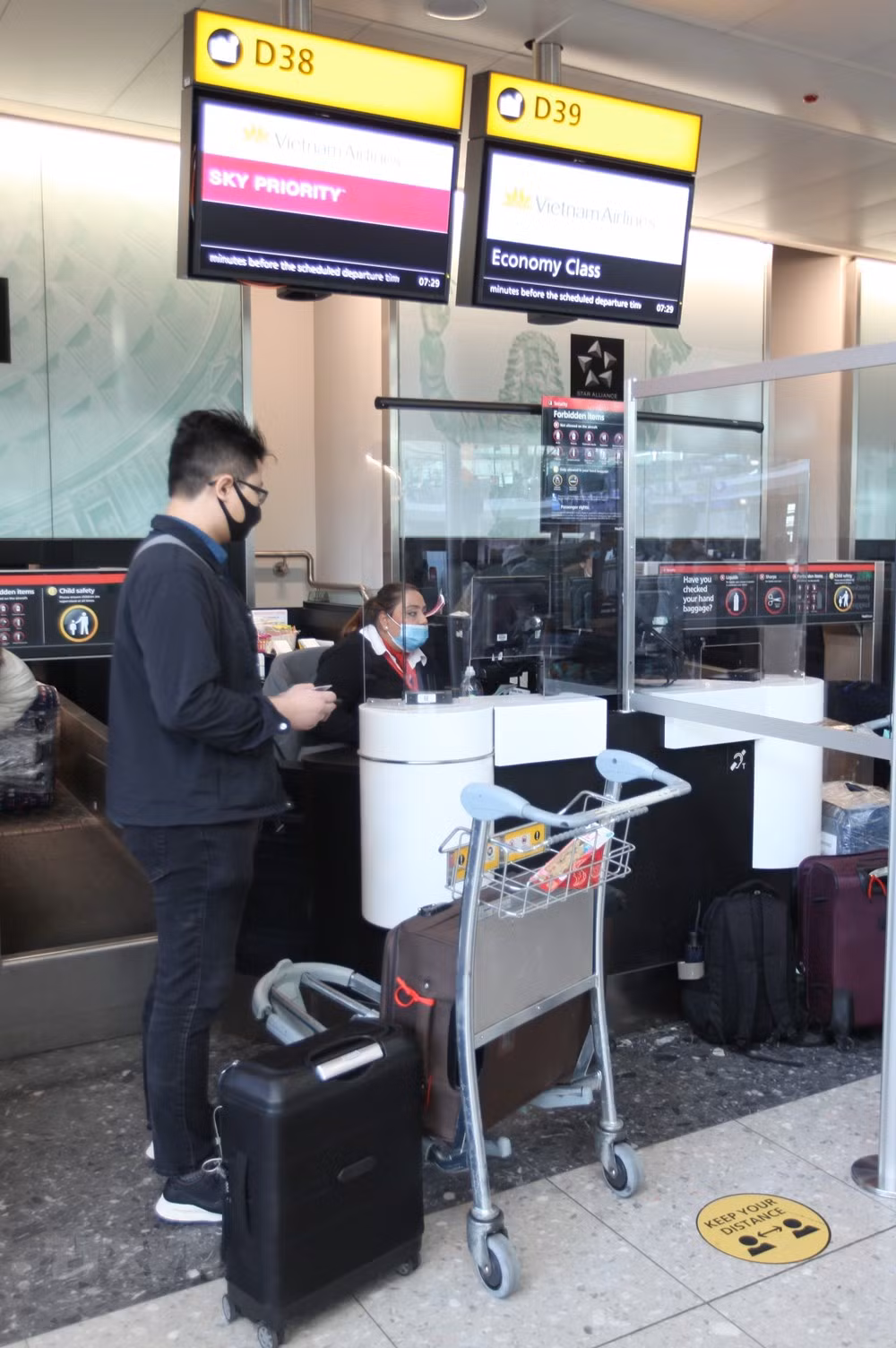 [Foto] Repatrian a ciudadanos vietnamitas del Reino Unido ảnh 4