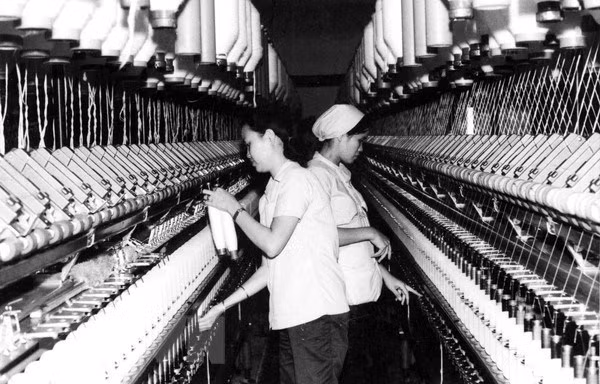 [Foto] Tras la guerra, Vietnam superó las dificultades para la reconstrucción nacional bajo la dirección del Partido Comunista ảnh 2