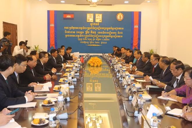 Altos dirigentes camboyanos reciben a delegación partidista vietnamita ảnh 1