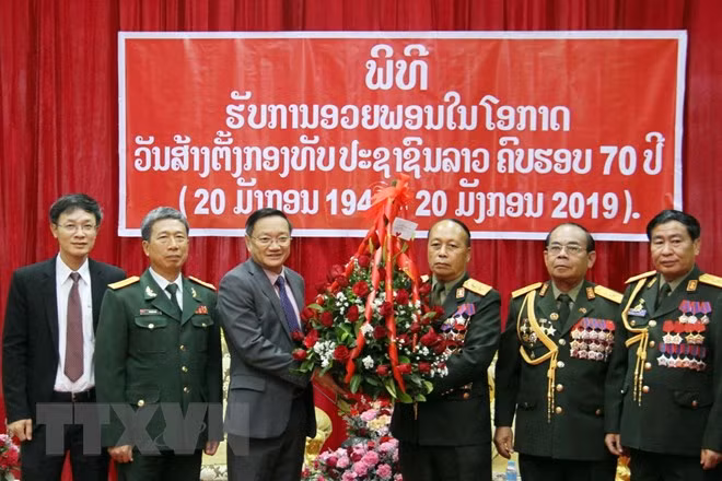 Embajada de Vietnam felicita al ejército laosiano por el aniversario 70 de su fundación ảnh 1