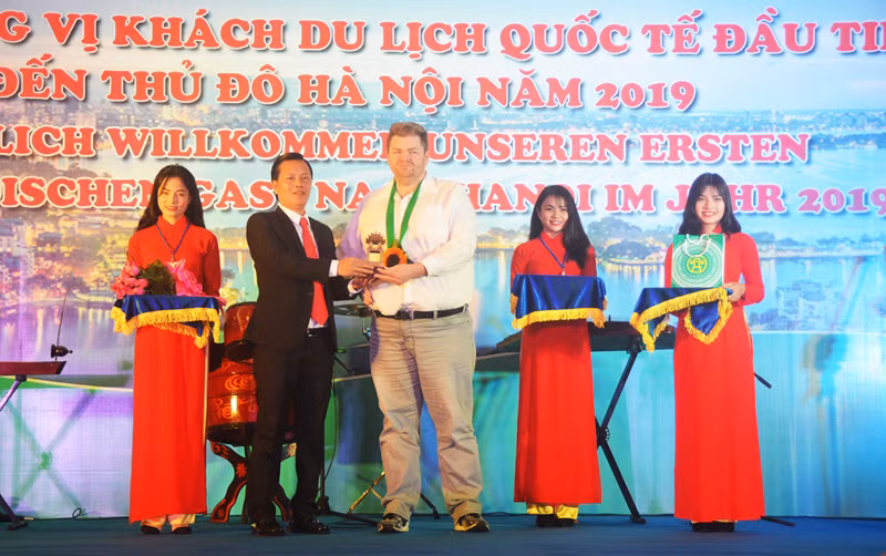 Hanoi recibe al primer turista extranjero de 2019 ảnh 1