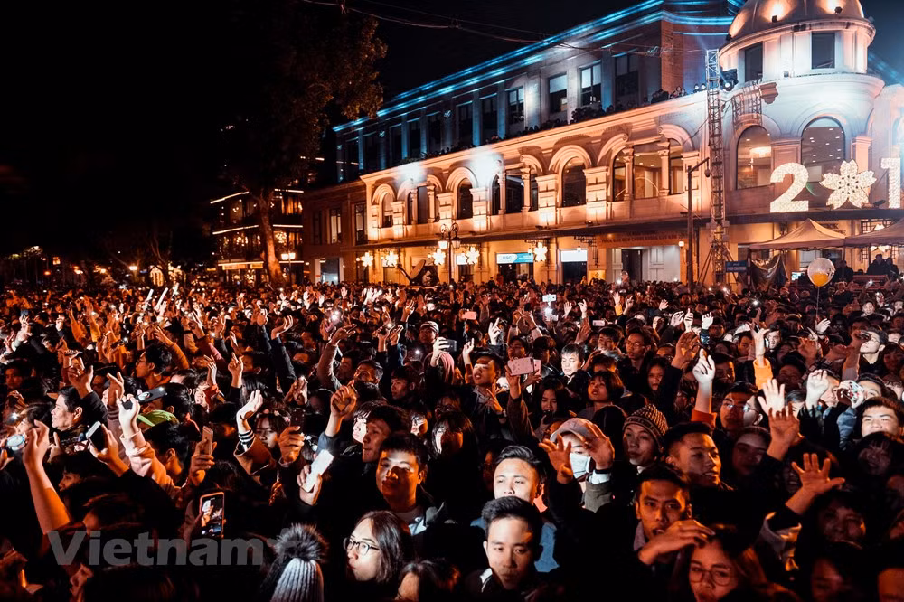 Numerosos turistas visitaron Hanoi en días feriados del Año Nuevo Solar ảnh 1