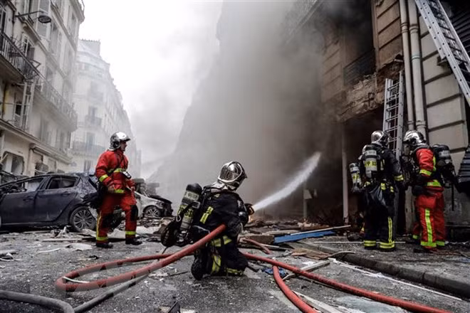 No hay víctima vietnamita en fuerte explosión en centro de París ảnh 1