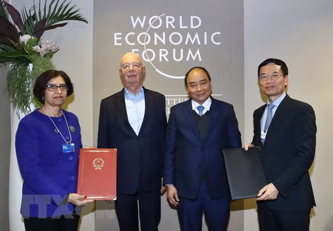 Continúa premier vietnamita desarrollo de amplia agenda en FEM 2019 ảnh 1