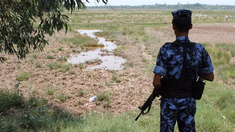 Oleada de violencia en Myanmar mata a 13 policías ảnh 1