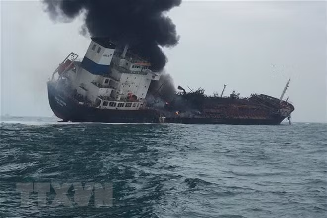 Al menos un muerto y dos desaparecidos al arder un barco petrolero vietnamita en Hongkong ảnh 1
