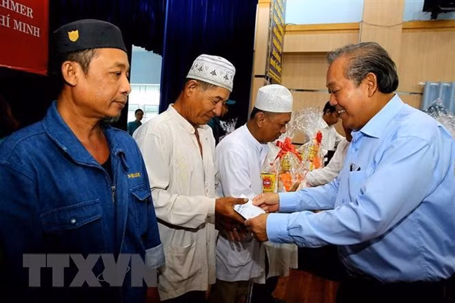 Otorgan obsequios dirigentes vietnamitas a personas necesitadas en ocasión del Tet ảnh 1