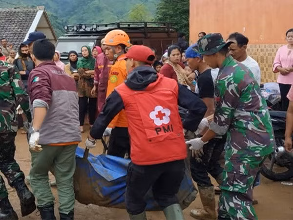 Al menos dos muertos por deslave de tierra en Indonesia ảnh 1