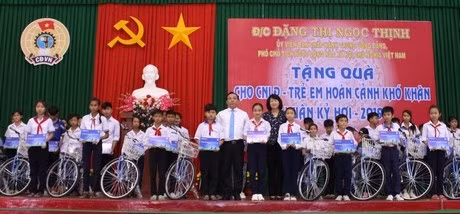 Vicepresidenta de Vietnam entrega regalos a personas de pocos recursos en ocasión del Tet ảnh 1