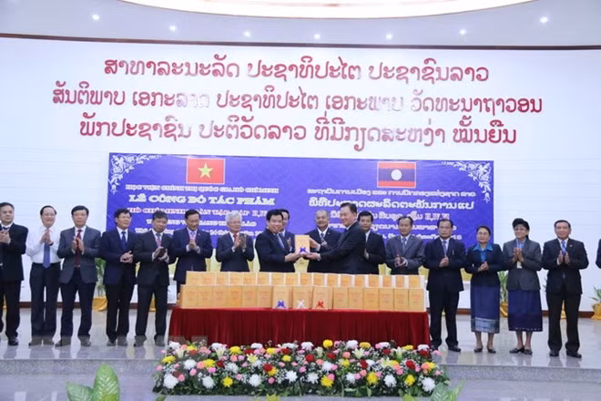 Presentan varios volúmenes en idioma laosiano de Obras Completas de Ho Chi Minh ảnh 1