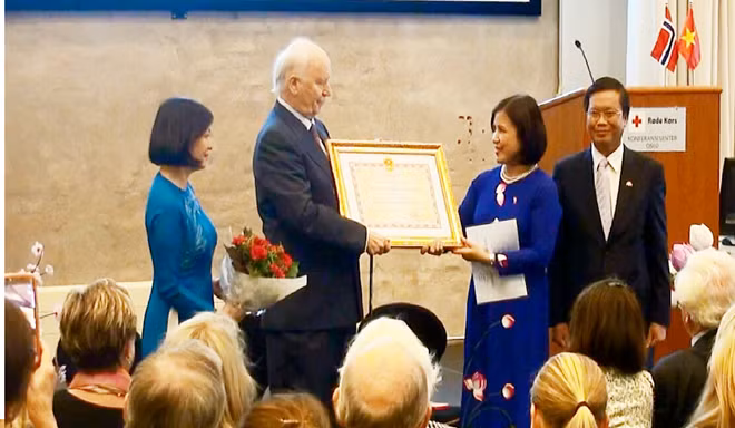 Otorga Vietnam Orden de Amistad a excanciller noruego ảnh 1