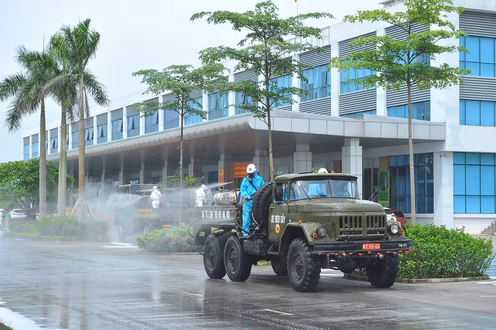 Desinfectan Hospital Nacional de Enfermedades Tropicales 2 de Vietnam por COVID-19 ảnh 1