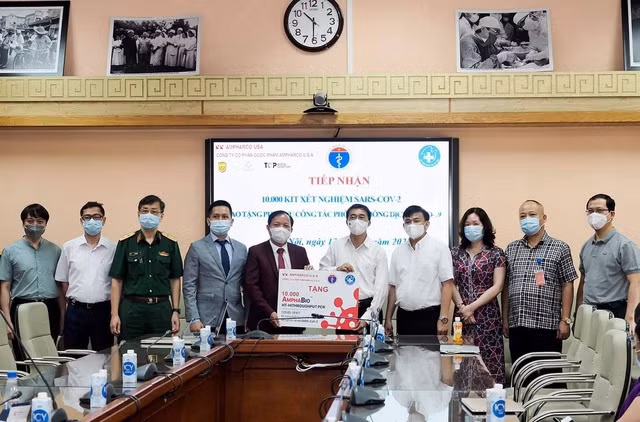 Empresa vietnamita dona 10 mil kits de prueba del COVID-19 al Ministerio de Salud ảnh 2