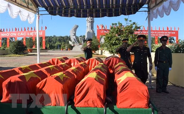 Rinden homenaje póstumo a combatientes vietnamitas fallecidos en Laos ảnh 1