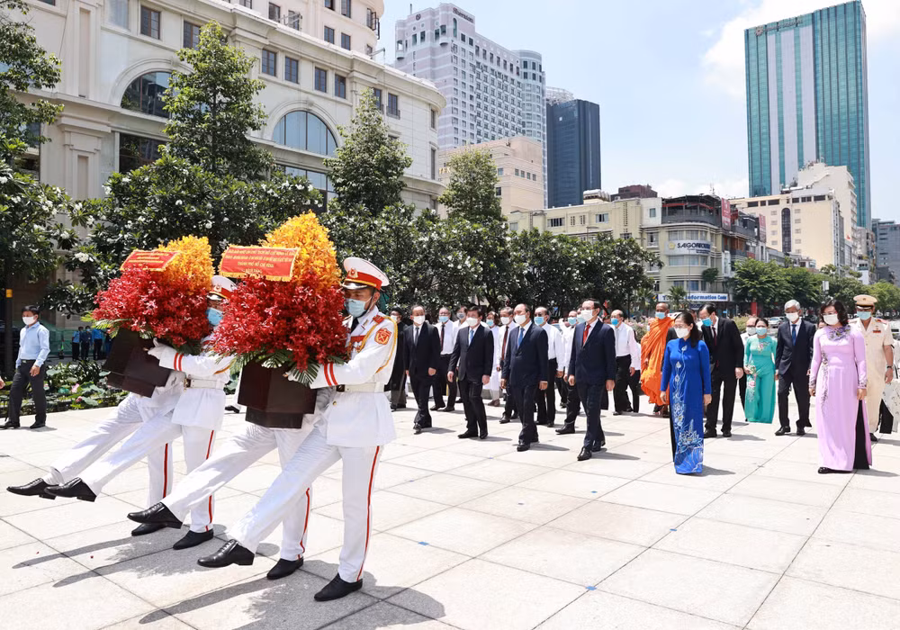 Rinden homenaje al Presidente Ho Chi Minh ảnh 2