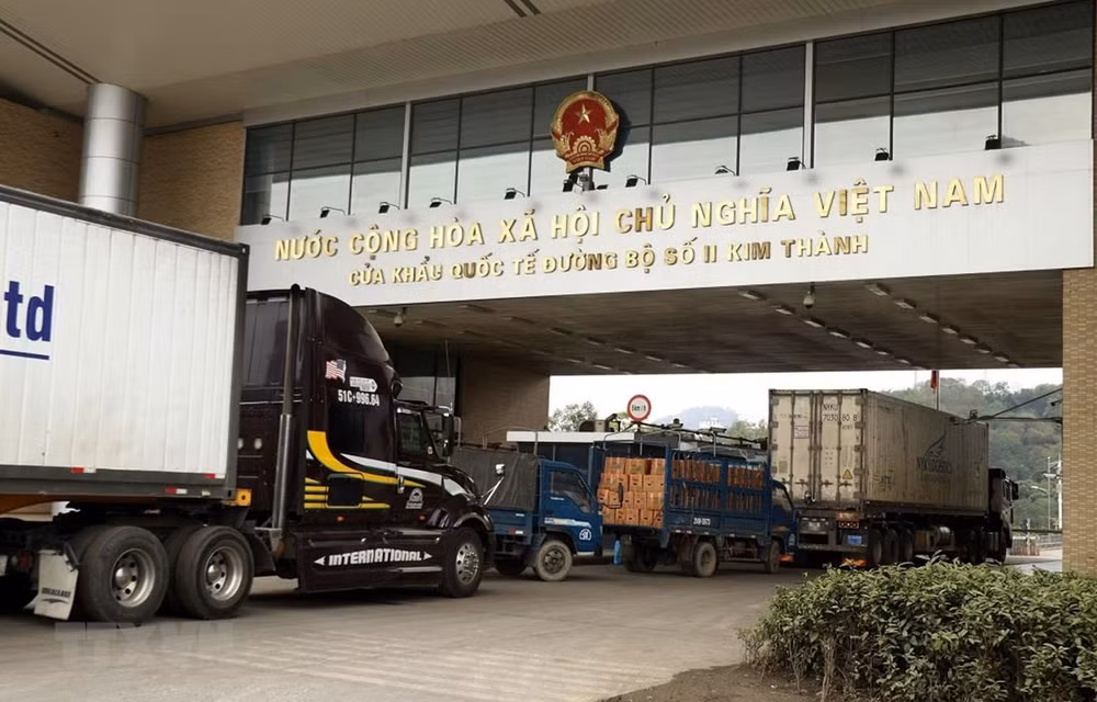 Vietnam trabaja para garantizar la circulación fluida de mercancías a través de puertas fronterizas terrestres ảnh 1