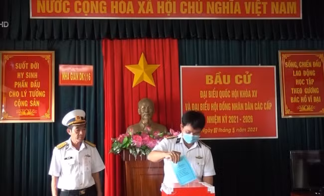 Soldados vietnamitas en plataforma marítima participan en elecciones legislativas anticipadas ảnh 1