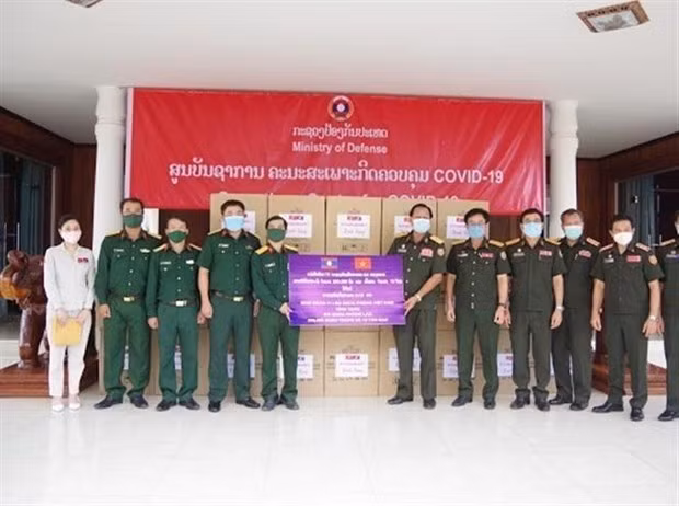 Continúan llegada de donaciones de Vietnam a la lucha antipandémica en Laos ảnh 1