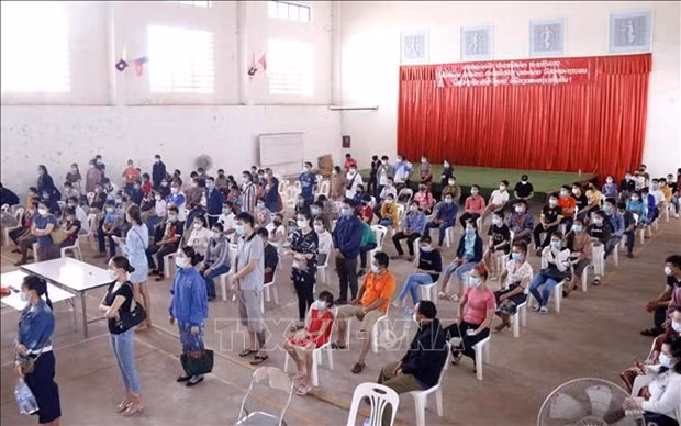 Asisten a vietnamitas en Laos en lucha antiCOVID-19 ảnh 1 Asisten a vietnamitas en Laos en lucha antiCOVID-19 ảnh 1