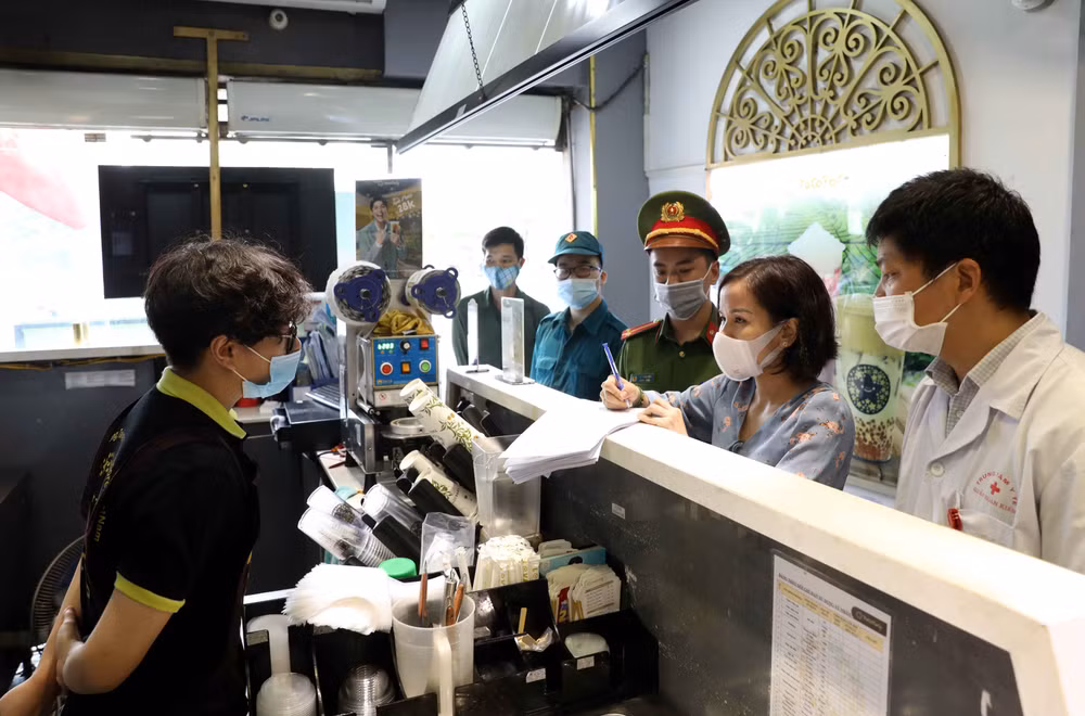 Hanoi despliega medidas sincrónicas e integrales en lucha contra el COVID-19 ảnh 2