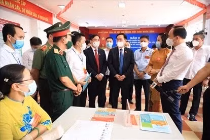 Supervisa presidente del Parlamento vietnamita jornada electoral ảnh 2