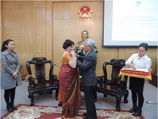 Conceden medalla conmemorativa vietnamita a embajadora india ảnh 1