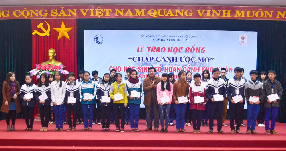 Entregan becas a alumnos de familias de desventaja económica en Vietnam ảnh 1 Entregan becas a alumnos de familias de desventaja económica en Vietnam ảnh 1