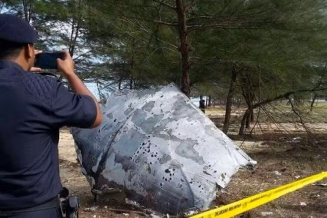 Malasia halla otro supuesto fragmento del MH370 ảnh 1 Malasia halla otro supuesto fragmento del MH370 ảnh 1