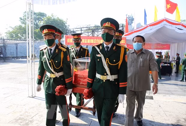 Entierran restos de combatientes vietnamitas caídos en Laos ảnh 1