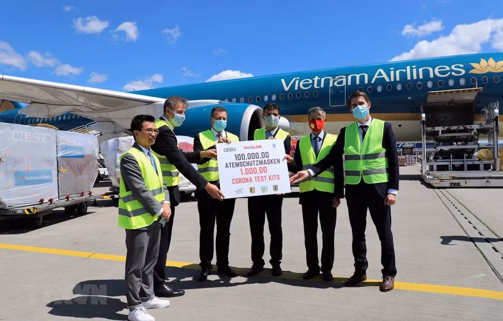 Empresas vietnamitas donan suministros médicos al estado alemán de Leipzig ảnh 1