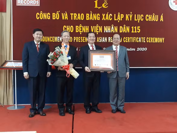 Hospital vietnamita logra tres récords de Asia por cirugía y tratamiento de tumor cerebral ảnh 1
