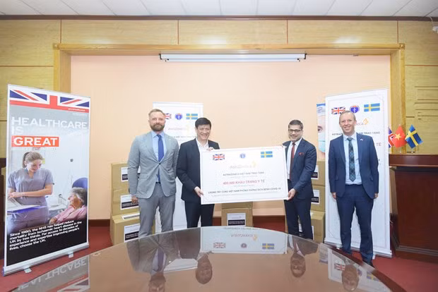 Dona empresa británica 400 mil mascarillas sanitarias a Vietnam ảnh 1
