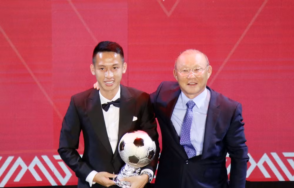 Mediocampista Do Hung Dung gana el Balón de Oro de Vietnam 2019 ảnh 1