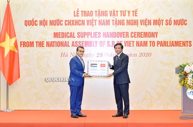 Presenta Asamblea Nacional de Vietnam suministros médicos a parlamentos de países de África y Oriente Medio ảnh 1
