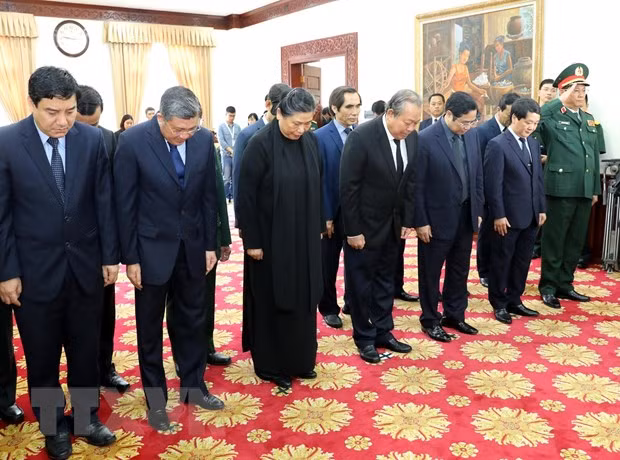 Rinde delegación de alto nivel de Vietnam homenaje póstumo a expremier de Laos ảnh 1