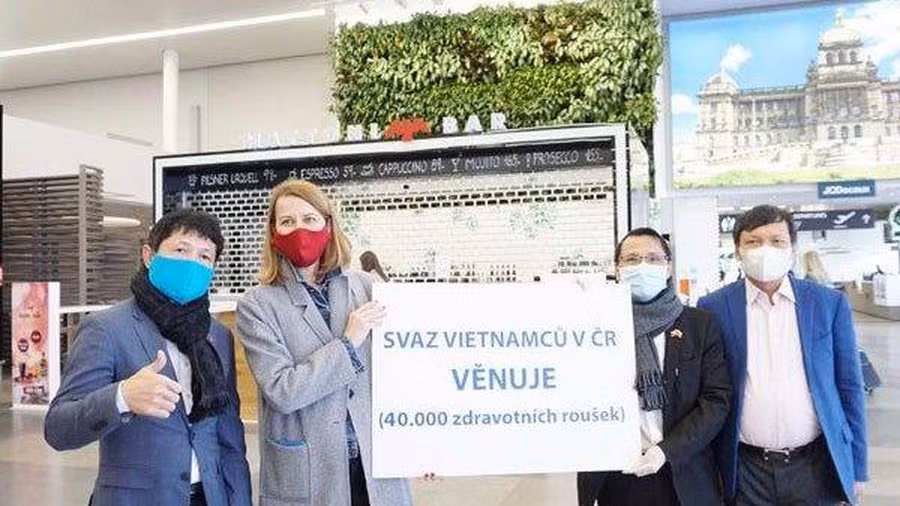 Reconocen esfuerzos de comunidad vietnamita en República Checa para combatir el COVID-19 ảnh 1 Reconocen esfuerzos de comunidad vietnamita en República Checa para combatir el COVID-19 ảnh 1