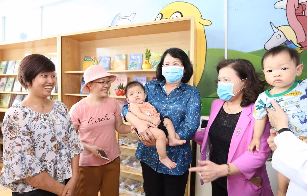 Vicepresidenta de Vietnam visita a niños con cáncer en Hospital K ảnh 1