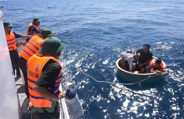 Rescata Vietnam a pescador filipino accidentado en el mar ảnh 1