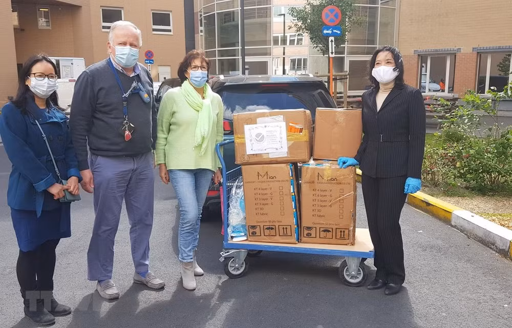 Ciudadana vietnamita brinda aportes a la lucha contra COVID -19 en Bélgica ảnh 1