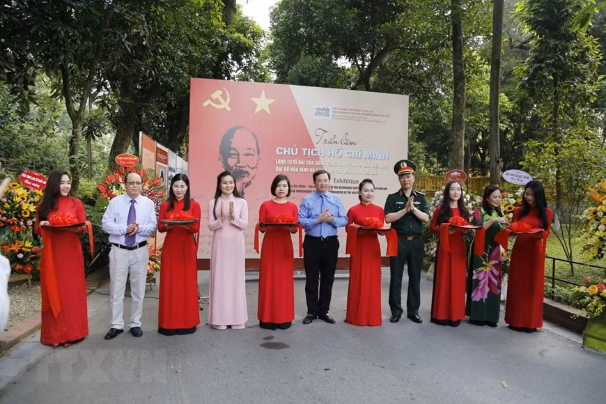 Inauguran exposición fotográfica y documental sobre Presidente Ho Chi Minh ảnh 1 Inauguran exposición fotográfica y documental sobre Presidente Ho Chi Minh ảnh 1