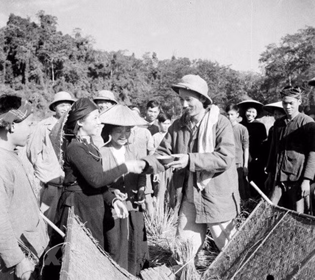 Inauguran exposición de pósteres sobre el Presidente Ho Chi Minh ảnh 1
