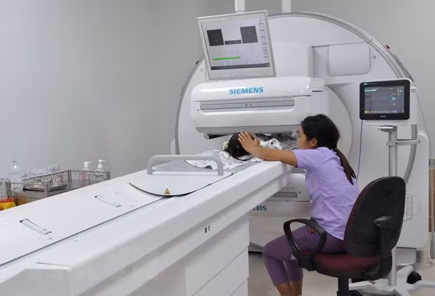 COVID -19: Impulsan el uso de radiación ionizante en el sector de salud en Vietnam ảnh 1