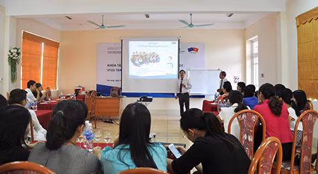 AEC brinda oportunidades y desafíos para trabajadores del turismo de Vietnam ảnh 3