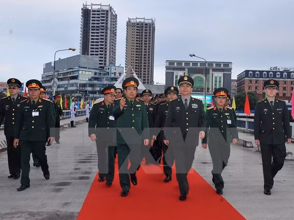 Ministros de Defensa de Vietnam y China conversan por teléfono ảnh 1